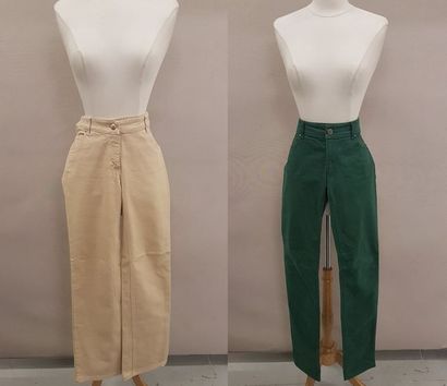 Lot comprenant :

- VALENTINO 

Pantalon...