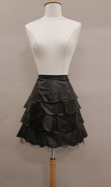 VALENTINO


Jupe courte évasée en cuir noir...