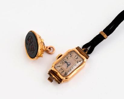 Lot : 

- Un sceau pendentif en or jaune...