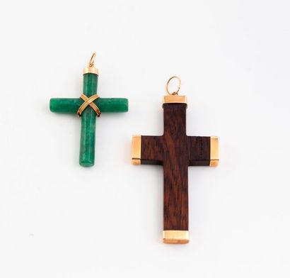 Deux pendentifs cruciformes :

- Un en aventurine...