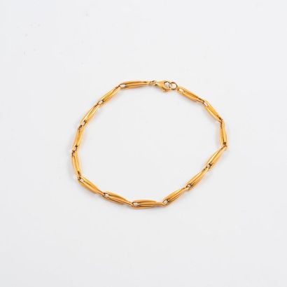 Bracelet en or jaune (750) à maille articulée...