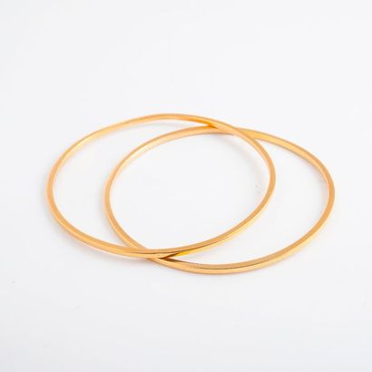 Deux bracelets jonc en or jaune (750). 

Poids...