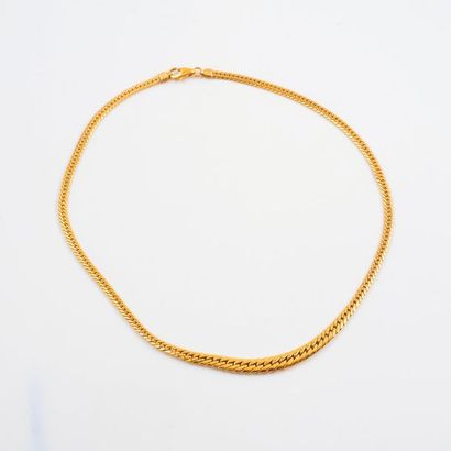Collier en or jaune (750) à maille aplatie....
