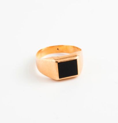 Bague chevalière en or jaune (750) ornée...