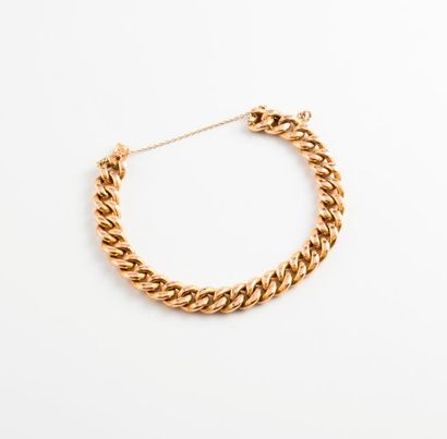 Bracelet en or jaune (750) à maille gourmette....