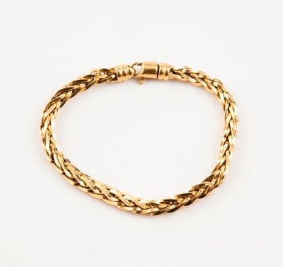 Bracelet en or jaune (750) à maille tressée....