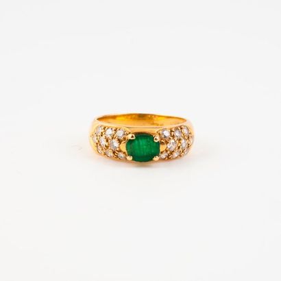 Bague jonc en or jaune (750) centrée d'une...
