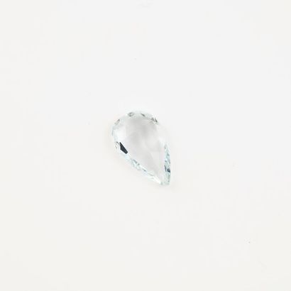 Aigue-marine pâle de forme poire sur papier...