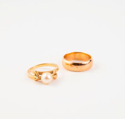 Bague en or jaune (750) ornée d'une perle...