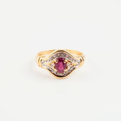 Bague en or jaune (750) centrée d'un rubis...