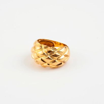 Bague jonc en or jaune (750) matelassée....