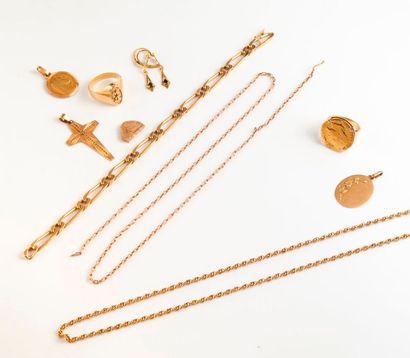 Un lot de bijoux en or jaune (750). 

Poids...