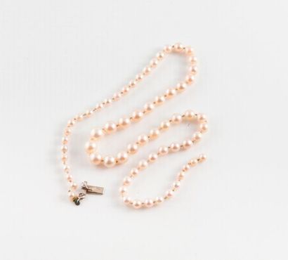 Débris de collier de perles de culture blanches...