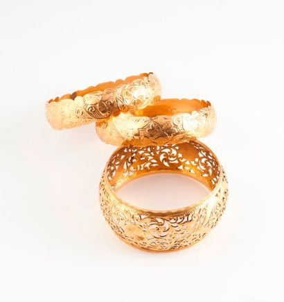 Lot de trois bracelets jonc en or jaune (750),...