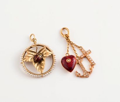 Lot comprenant : 

- Un pendentif en or jaune...