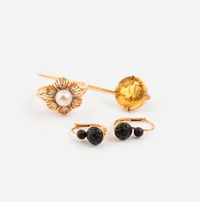 Lot comprenant : 

- Une bague marguerite...