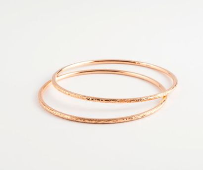 Deux bracelets joncs en or jaune (750). 

Poids...