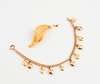 Broche feuille en or jaune (750) ornée d'une...