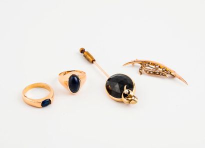 Lot : 

- Une bague en or jaune (750) ornée...