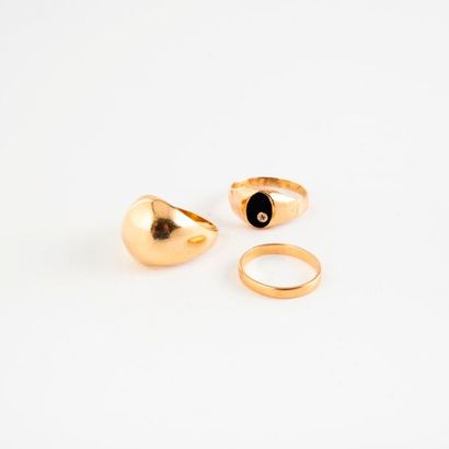 Lot comprenant : 

- Une bague jonc en or...