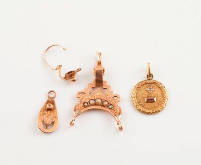 Lot de trois pendentifs en or jaune (750)...