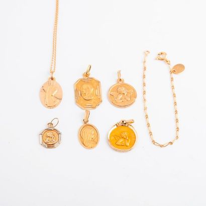 Lot comprenant : 

- Une chaine en or jaune...