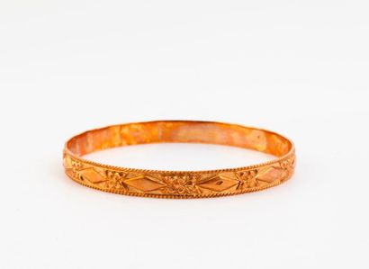 Bracelet jonc rigide en or jaune 750 à décor...