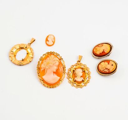 Deux pendentifs et une broche pendentif en...