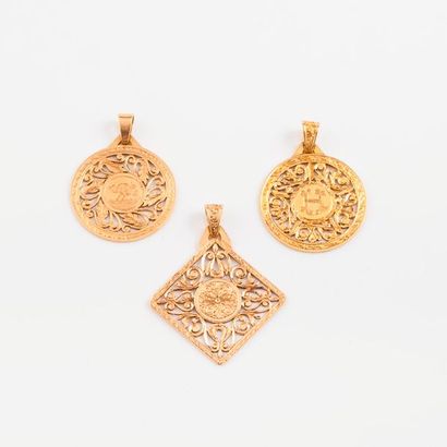 Trois pendentifs médaille en or jaune (750)...