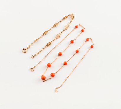 Lot comprenant : 

- Un collier en or jaune...