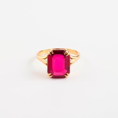 Bague en or jaune (750) sertie d'une pierre...