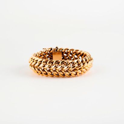 Bracelet en or jaune (750) à maille américaine....