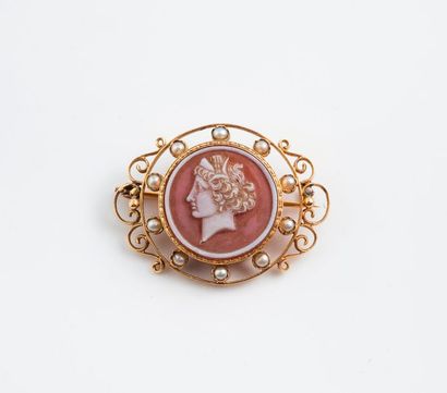 Broche en filins d'or jaune (750) centrée...