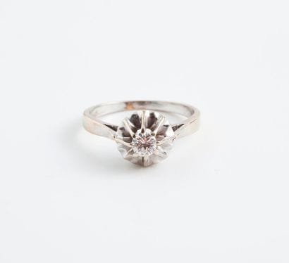 Bague solitaire en or gris (750) ornée d'un...
