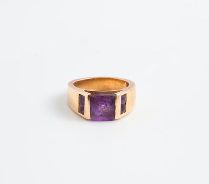 Bague en or jaune (750) ornée d'améthystes...