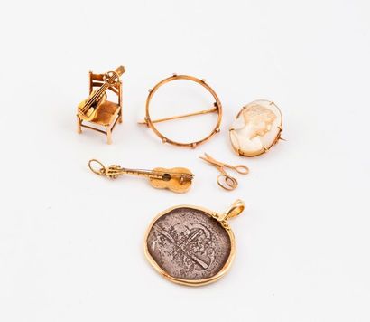 Lot en or jaune (750) comprenant un pendentif...