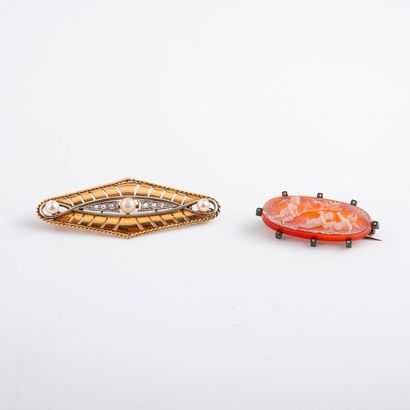 Lot : 

- Broche losangiforme en or jaune...