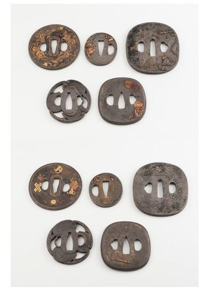 JAPON


Cinq tsubas en métal à décor gravé,...