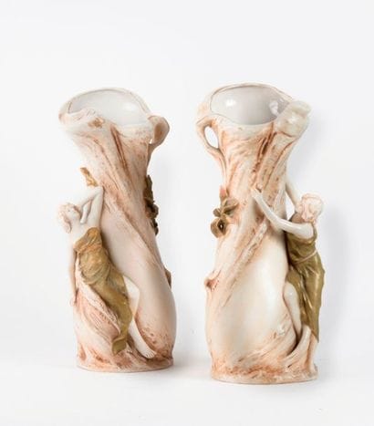 ROYAL DUX


Paire de vases en biscuit peint...