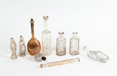Seize flacons en verre soufflé-moulé à décor...