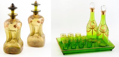 Deux bouteilles avec bouchons en verre teinté...