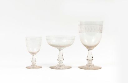 Partie de service de verres à pieds en cristal...