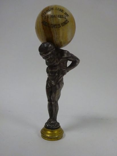 Cachet en forme d'Atlas en bronze argenté...