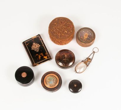 Ensemble de quatre boîtes drageoirs ou piluliers...