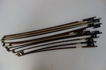 Lot de 10 archets comprenant :

- Un archet...