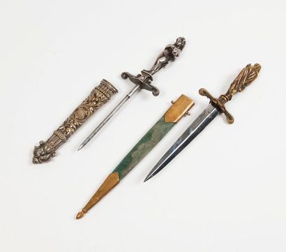 Deux dagues romantiques, dites de vertus,...