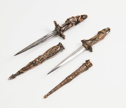 Deux dagues romantiques, dites de vertus,...