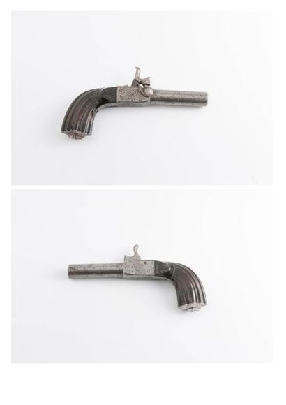 Petit pistolet à percussion, à coffre gravé.

Canon...