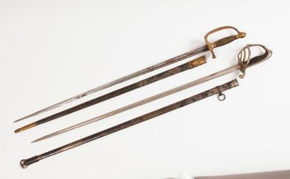 - Sabre réglementaire français d’officier...