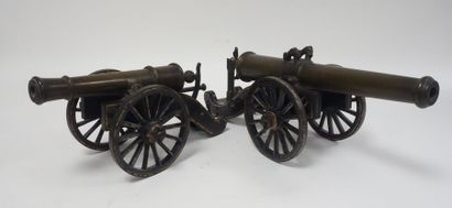 Réductions de deux canons en bronze à systèmes...